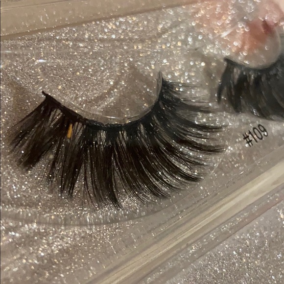 LASHES - Picture 3 of 3